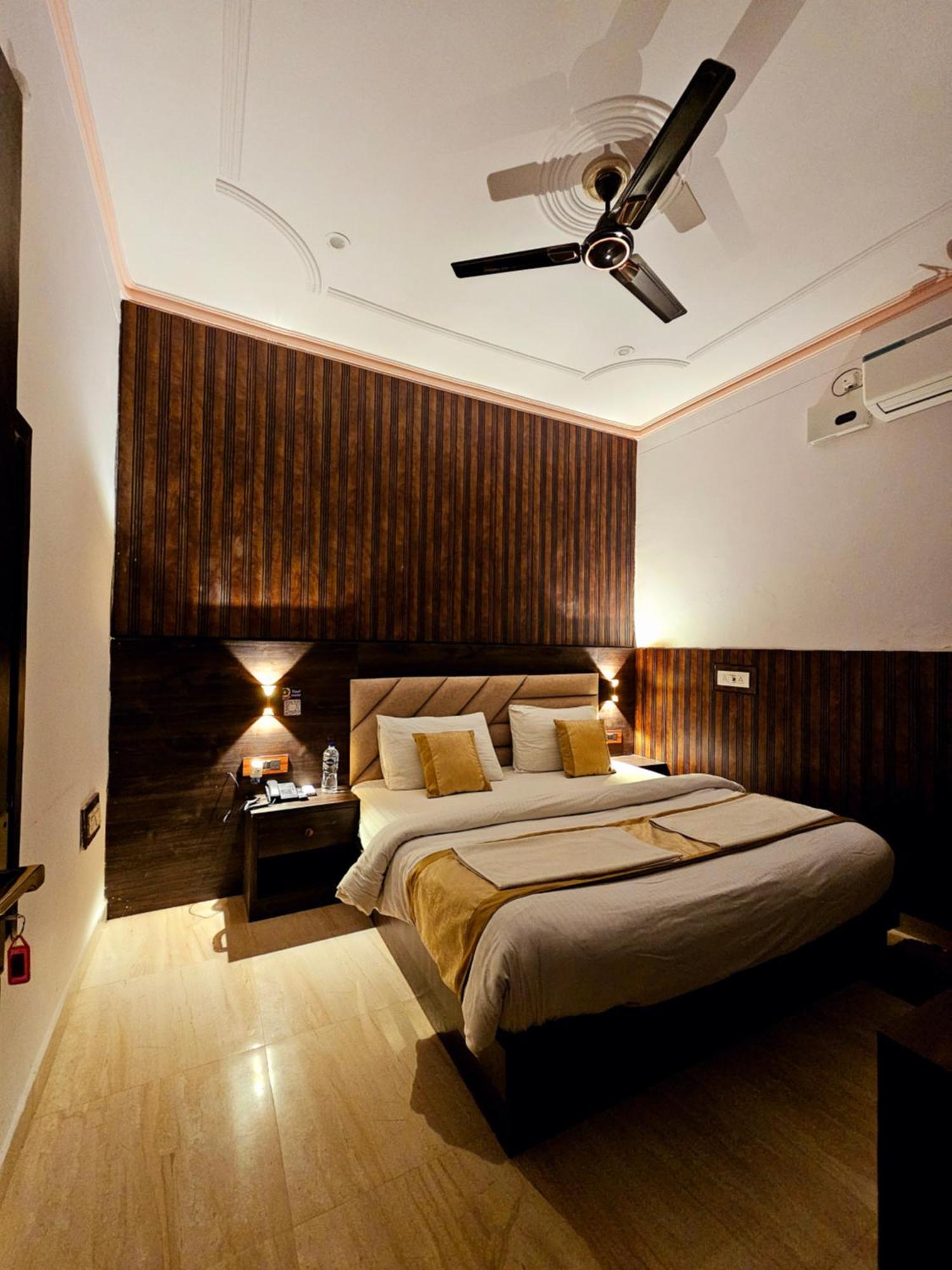 Shri Krishna Divine Dham Hotel Mathura Exterior photo